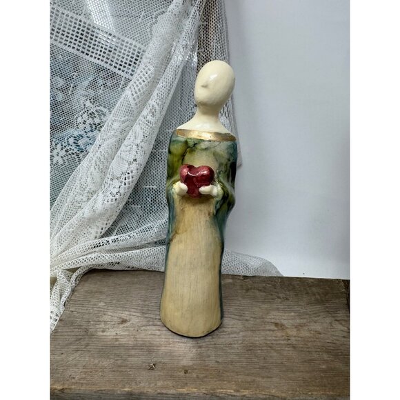 Beautiful Faceless Lady Figurine Holding a Heart Elegant Pottery - Picture 6 of 6